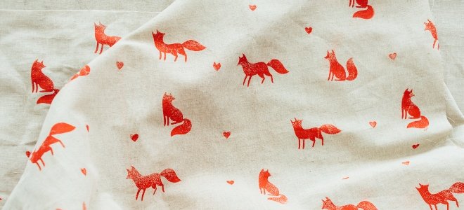 estampado de zorro pintado sobre tela blanco roto