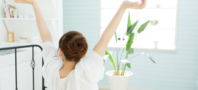 niña descansando en la cama