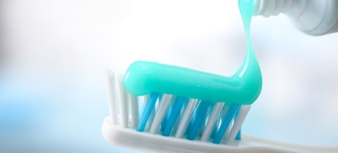 pasta de dientes en un cepillo de dientes