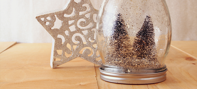 Una bola de nieve hecha a mano y una estrella