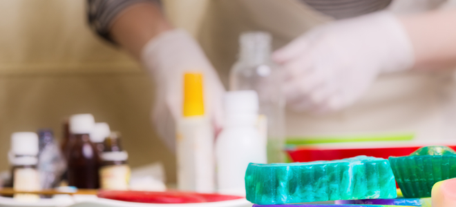 Una mujer hace jabón artesanal.