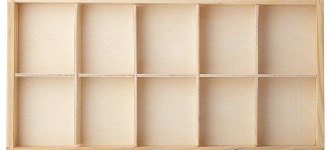 cajón dividido con inserciones de madera