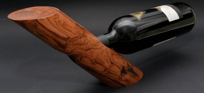 porta botella de vino de madera con botella