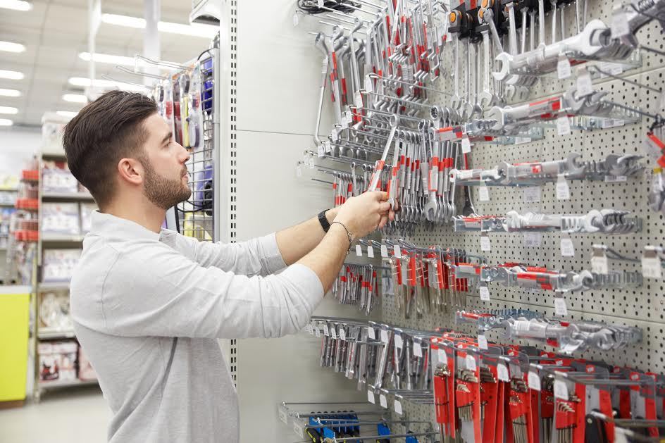 Un hombre compra suministros.