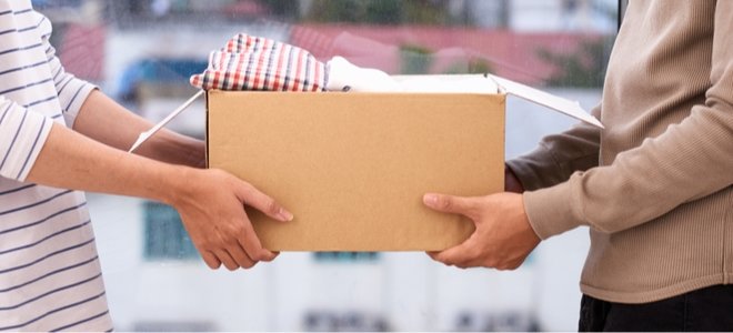 donando una caja de ropa