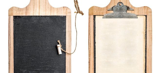 tableros de menú hechos a mano con respaldos de madera y frentes de pizarra