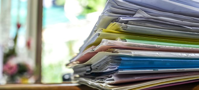 Una pila de papeles
