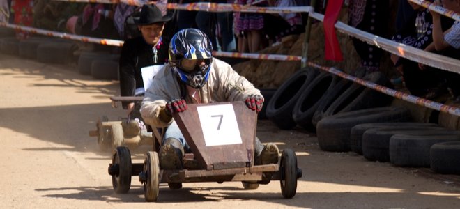 hombre empujando a otro hombre en kart