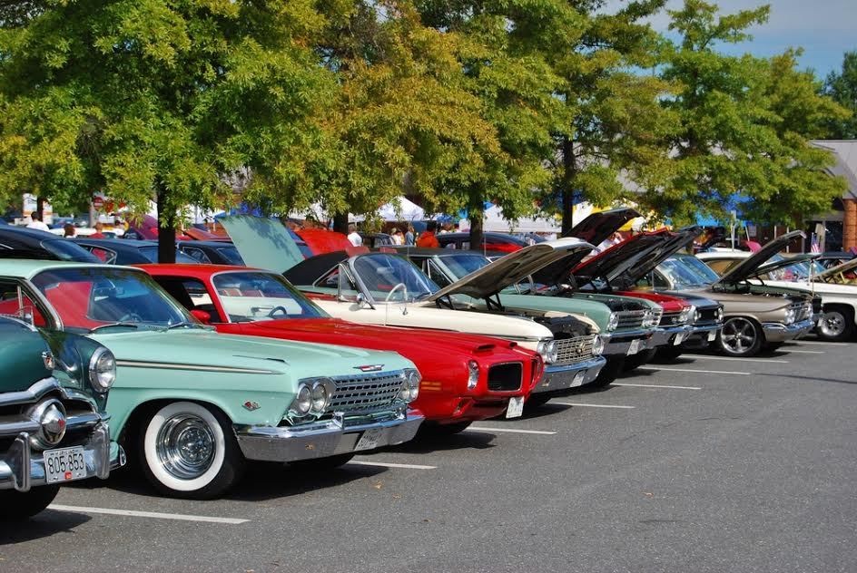 Un espectáculo de coches antiguos.