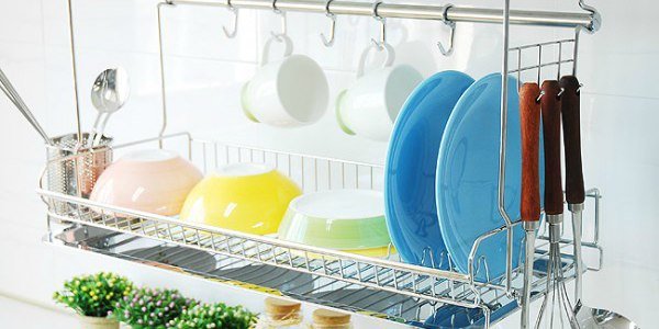 Un estante para platos colgante.