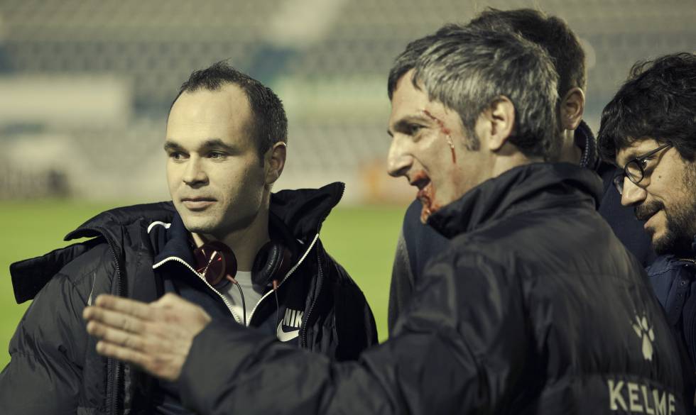 Andrés Iniesta, a la izquierda en la imagen, es otro de los futbolistas que se pasó al cine. En su caso en la película '¿Quién mató a Bambi?', donde actuó junto a Ernesto Alterio.