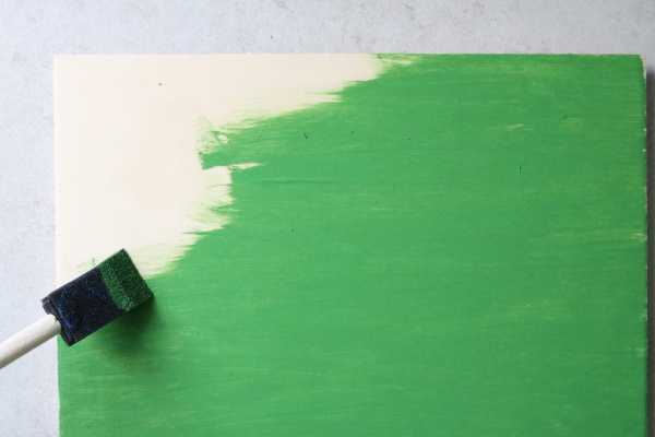 Una caja pintada con pintura verde.
