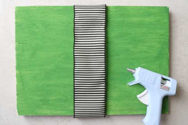 Una caja pintada de verde con una cinta.