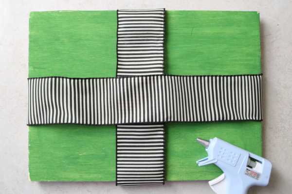 Una caja verde con una cinta.