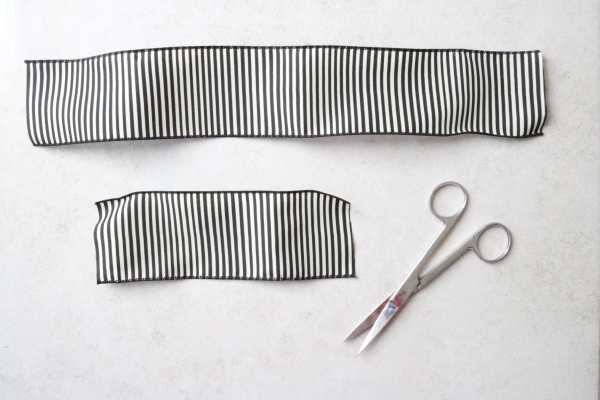 Dos trozos de cinta cortada.