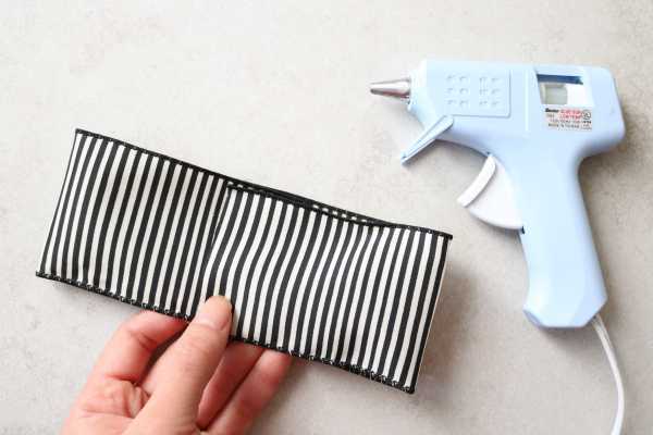 Una cinta con una pistola de pegamento.