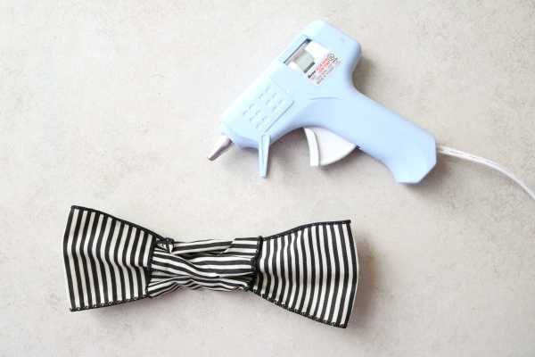 Una pistola de pegamento con lazo de cinta.