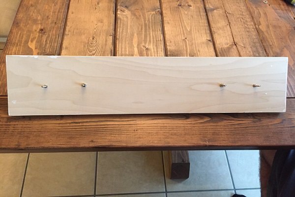 madera con tornillos y tuercas