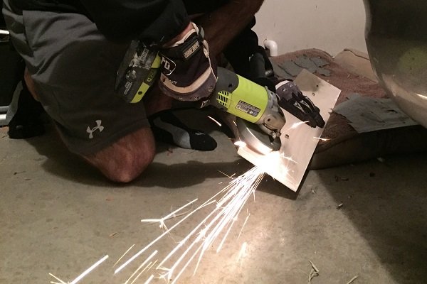 moler la parte posterior de los tornillos