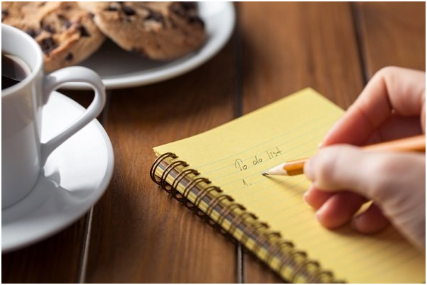 escribir una lista de tareas con café y galletas