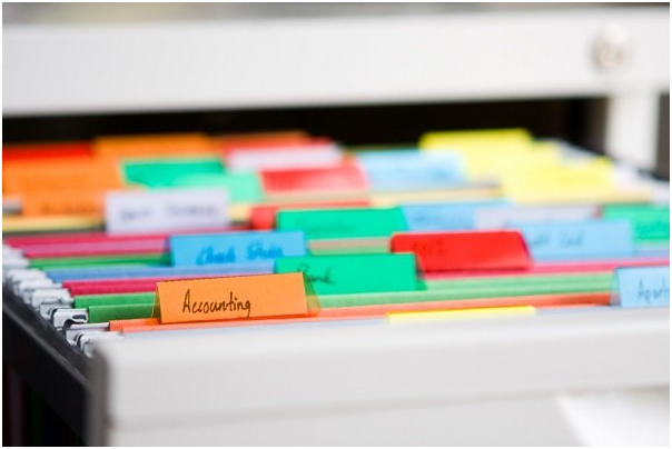 archivador con carpetas