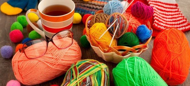 suministros de tejer con vasos y una taza de té