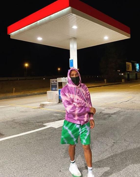 Hamilton pinchó y tuvo que colocar una rueda en su coche en una gasolinera