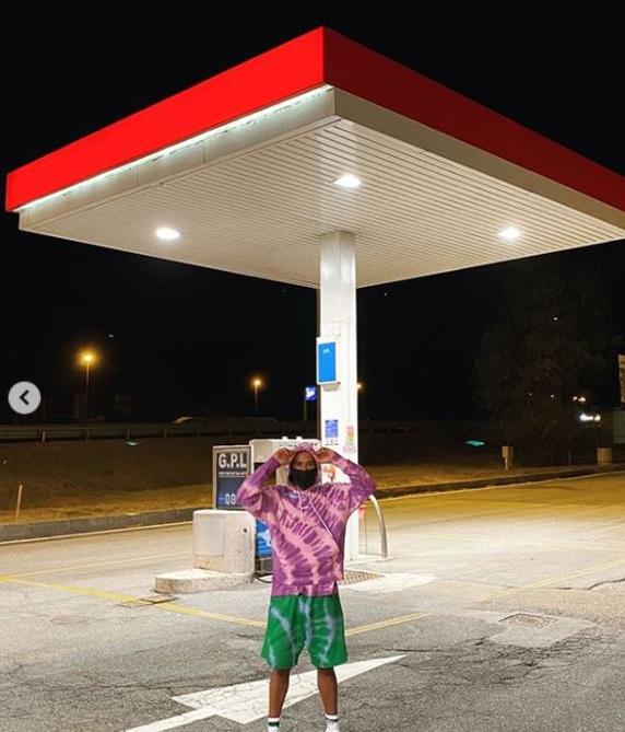 Hamilton pinchó y tuvo que colocar una rueda en su coche en una gasolinera