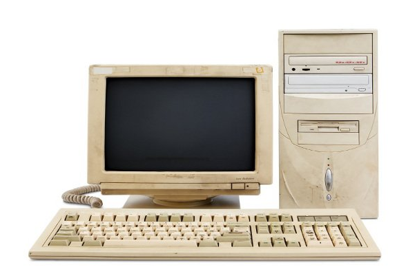 vieja computadora golpeada