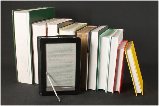 libros y un dispositivo de lectura
