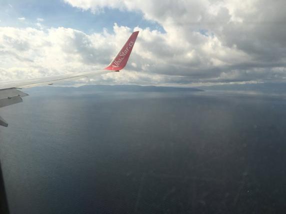 El avión de la Real sobrevolando el Adriático