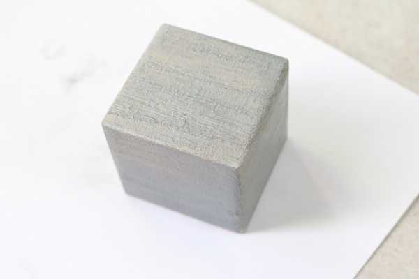 A pintado un bloque de madera. 