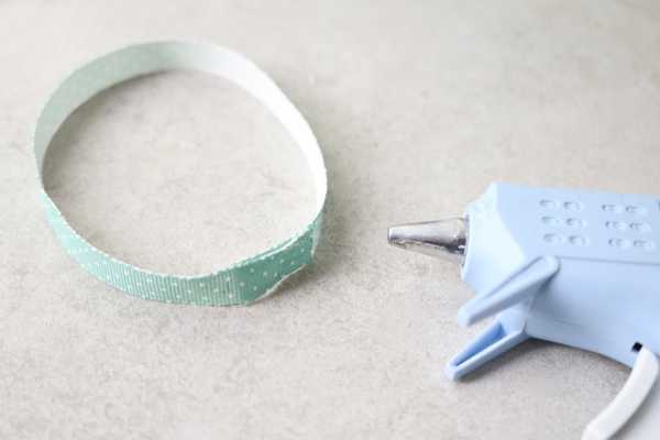 Una cinta pegada de punta a punta. 