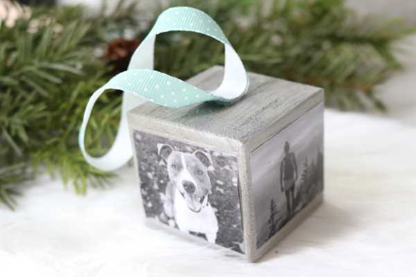 Pegando una cinta en la parte superior del adorno. 