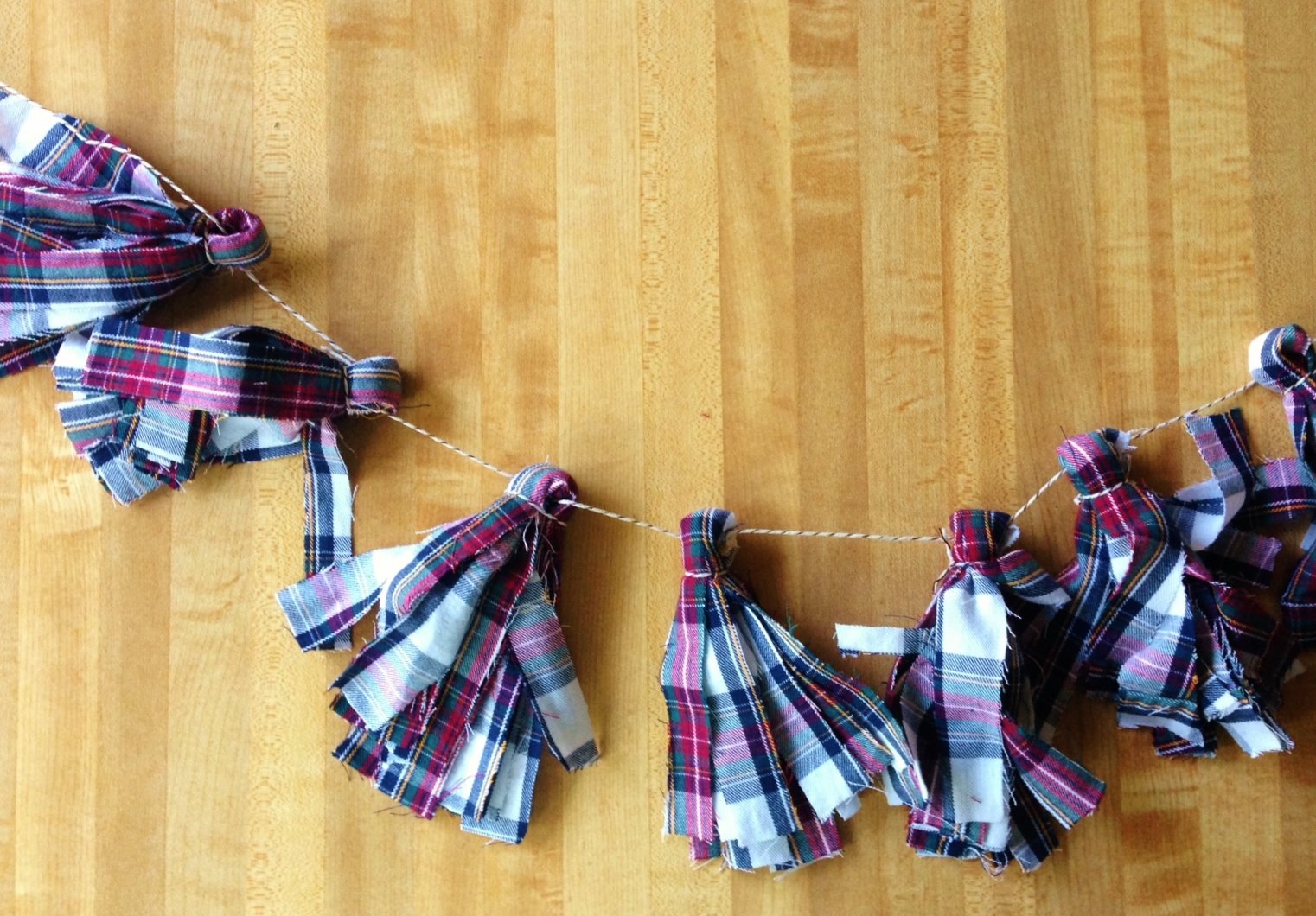 Una guirnalda de borlas sobre un piso de madera. 