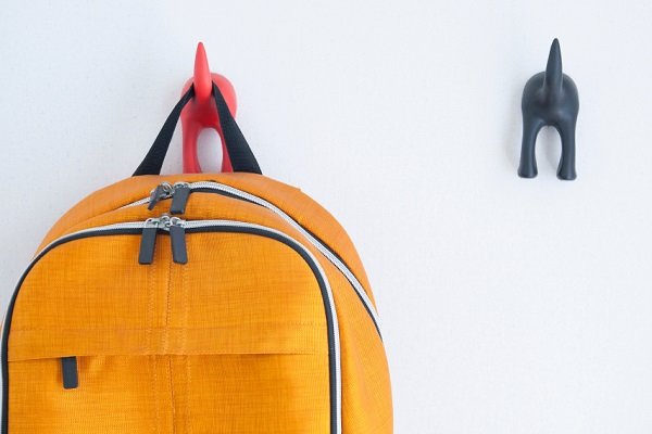 mochila colgando del gancho