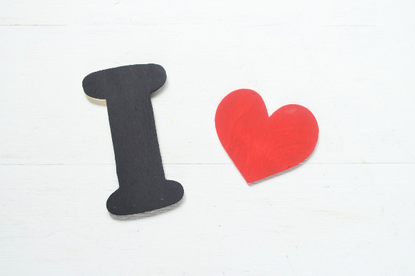 piezas de madera pintadas