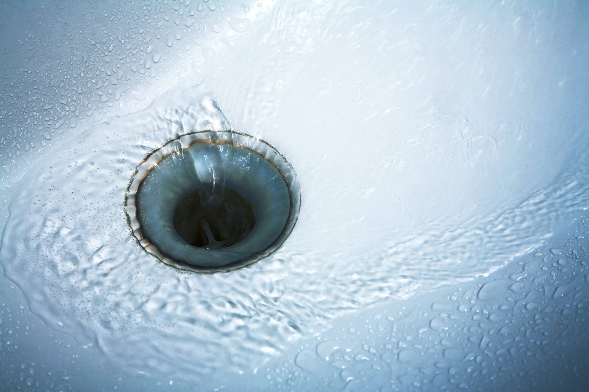 Un desagüe con agua.