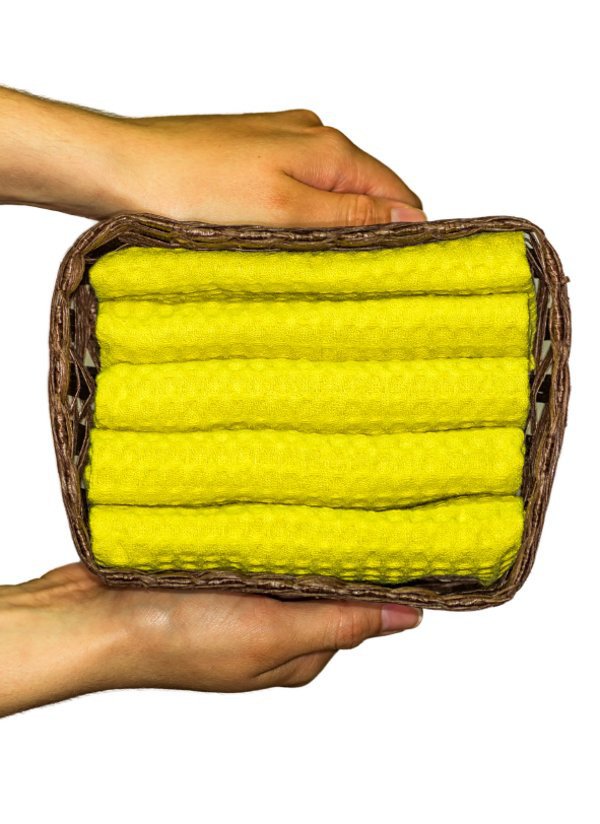 Toallas de mano en una canasta. 