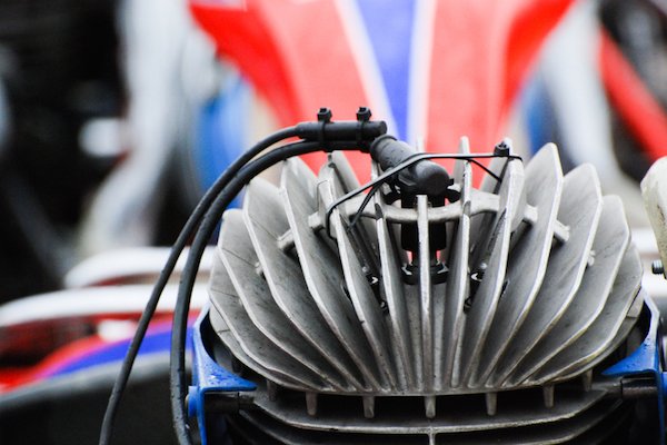 motor pequeño en un kart