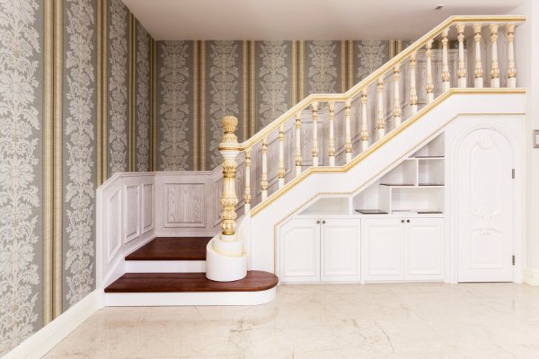 Una escalera con estanterías y espacio de almacenamiento debajo.