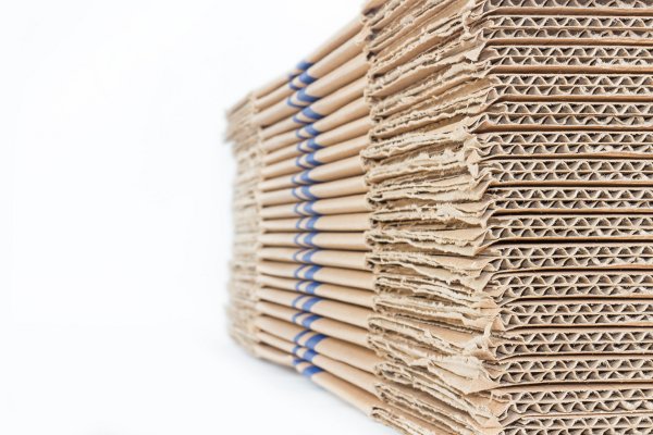 Una pila de cajas de cartón para mudanzas.