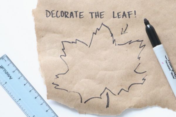 Hoja sobre papel artesanal. 