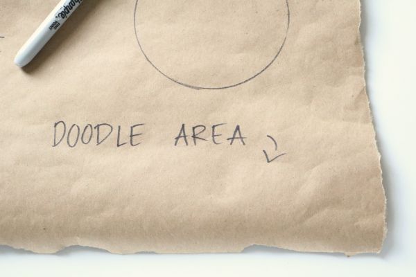 Un área de garabatos en papel kraft. 