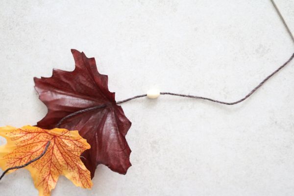 Enhebrar el cordón en el cordón. 