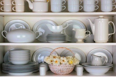 Consejos de organización para espacios pequeños, estantes abiertos, platos, platos, tazas