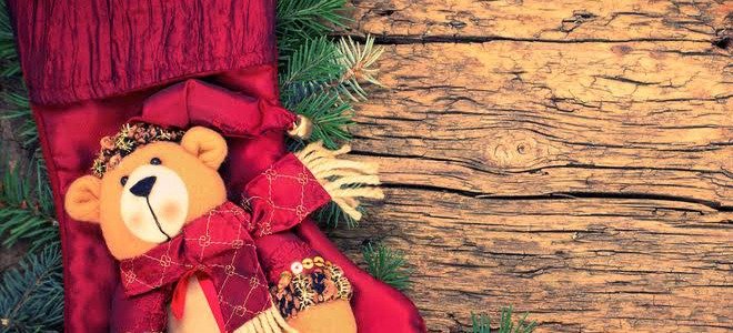 Una media de Navidad sobre un fondo de madera. 