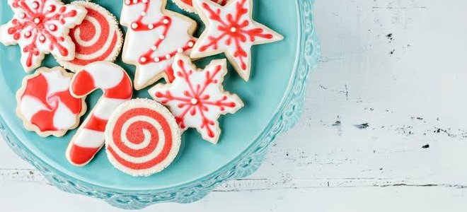 Un plato de galletas de Navidad rojas y blancas. 