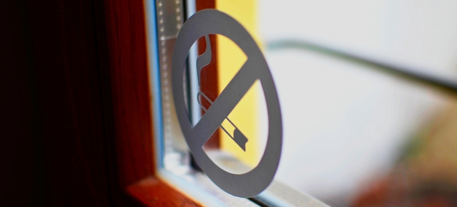 Cómo quitar las manchas de color de las pegatinas de gel para ventanas