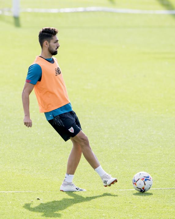 Peru Nolaskoain troca balón en la sesión de esta mañana